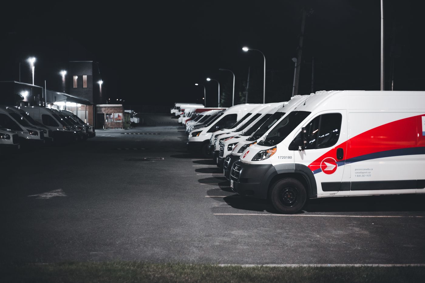 Bestelwagen van een onderneming langs de weg