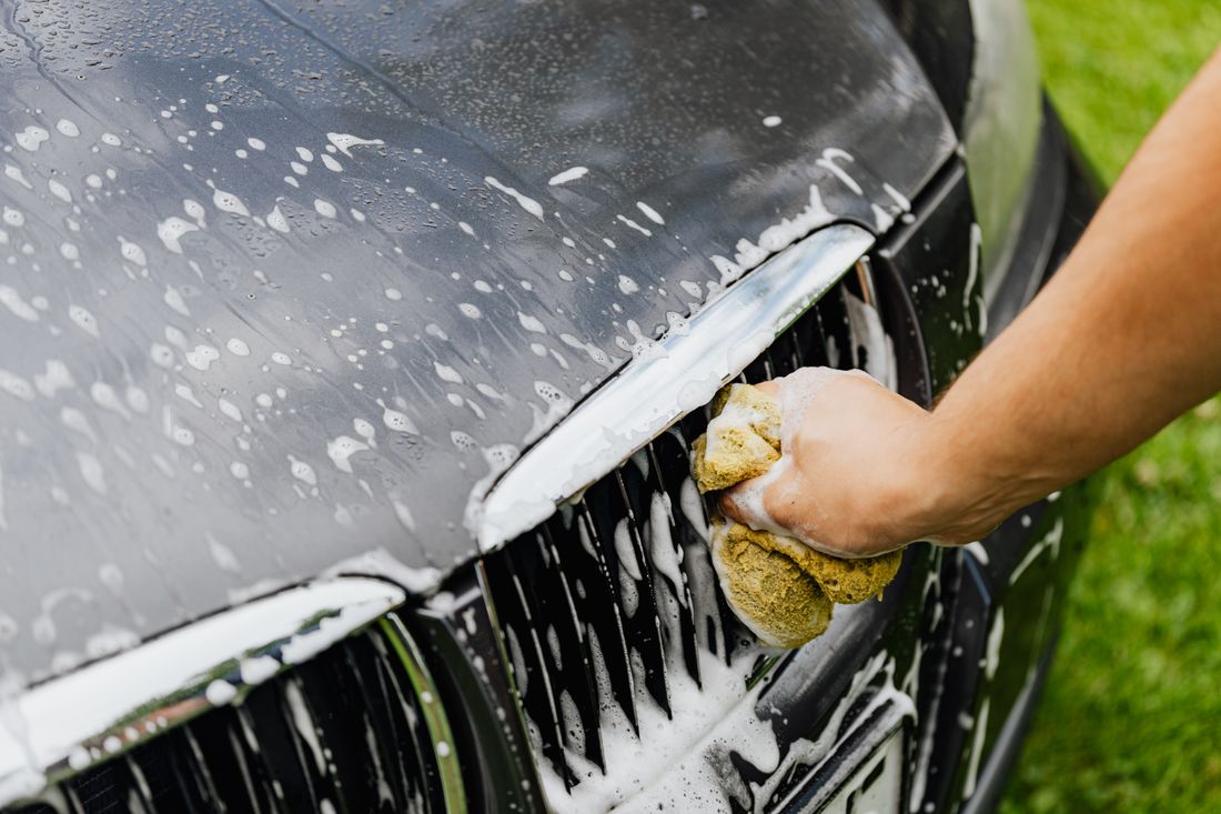 Grille van een wagen wordt met de hand gereinigd